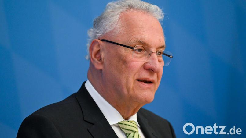 Innenminister Joachim Herrmann ehrt 22 Menschen für ihre Verdienste um die Innere Sicherheit. (Archivbild) Bild: Sven Hoppe/dpa