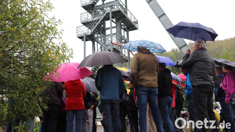 Auch der strömende Regen konnte die vielen Neugierigen nicht davon abhalten, sich das Schachtgelände am ehemaligen Annaschacht anzuschauen. Bild: Corinna Groth