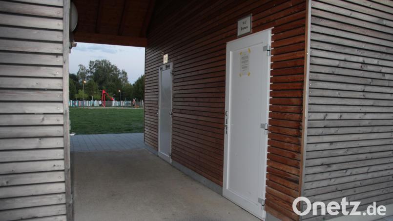 Ab 17 Uhr sind ab sofort die öffentlichen WCs am Bürgerpark abgeschlossen. Bild: Konrad Rosner