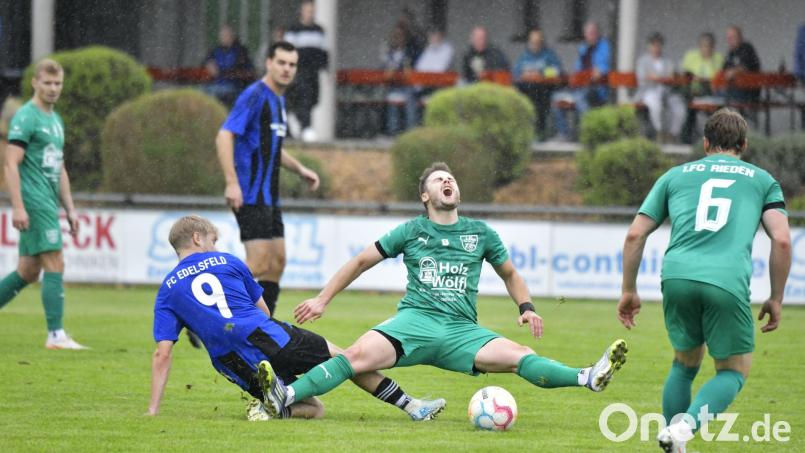 Autsch, dass tut weh: Tim Troidl (Mitte) vom FC Rieden wird in dieser Szene von Mike Bauer (links) vom FC Edelsfeld unsanft von den Beinen geholt. Bild: Hubert Ziegler
