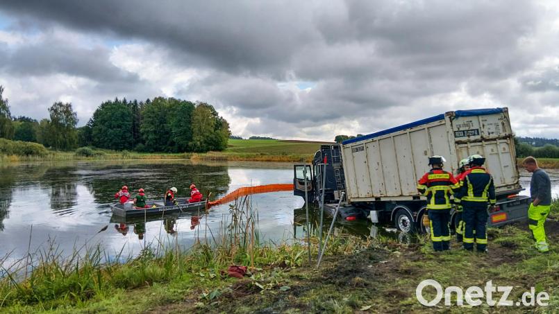 Ein Lastwagen ist bei Tanzfleck von der Fahrbahn abgekommen und in einem Weiher gelandet. Die Bergung dauerte den ganzen Tag über. Bild: Wasserwacht Hirschau
