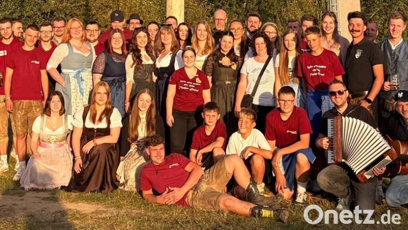 Die Dorfjugend nach dem Kirwabaumaufstellen Bild: Johanna Nickl