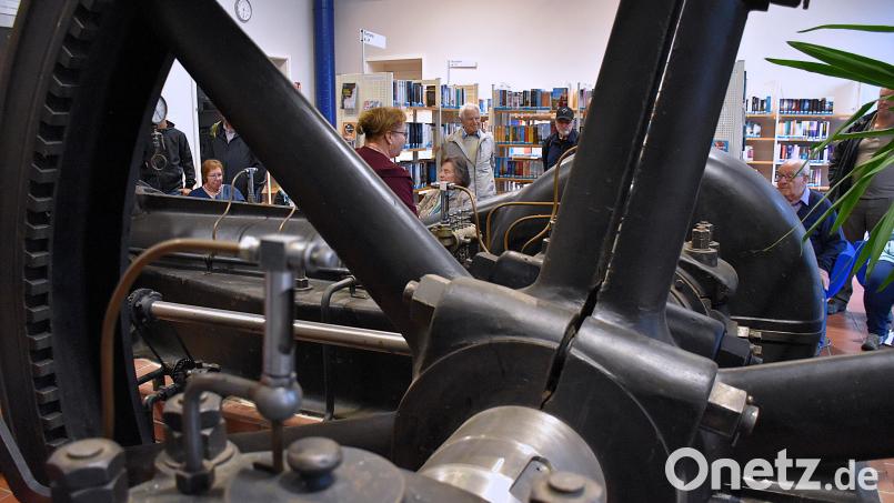 Vor dem tiefschwarzen, gusseisernen Dampfross erklärte Gästeführerin Cornelia Stahl, warum dieses Industriedenkmal einst eine wichtige Rolle bei der Stromversorgung von Tirschenreuth spielte. Bild: Ulla Britta Baumer