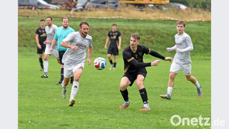 Der FC Tirschenreuth (Nico Stark, dunkles Trikot) gewann das Derby bei der SG Bärnau/Thanhausen mit 2:0. Bild: Rudi Gebert