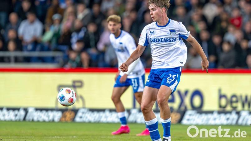Kennet Eichhorn - hier noch im Trikot von Hertha BSC - ist bester Nachwuchskicker des Jahrgangs 2009 in Deutschland. (Archivbild) Bild: David Inderlied/dpa