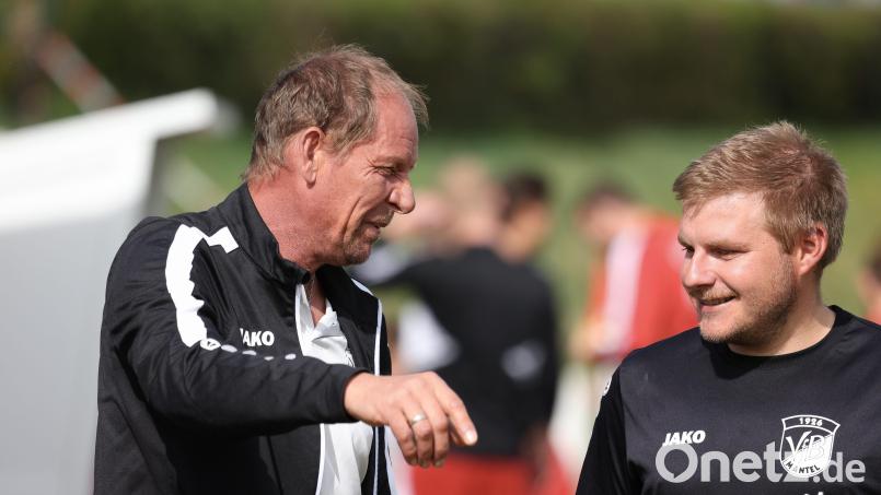 Michael Nordgauer (links) ist nicht mehr Trainer des VfB Mantel. Bild: Dieter Jäschke