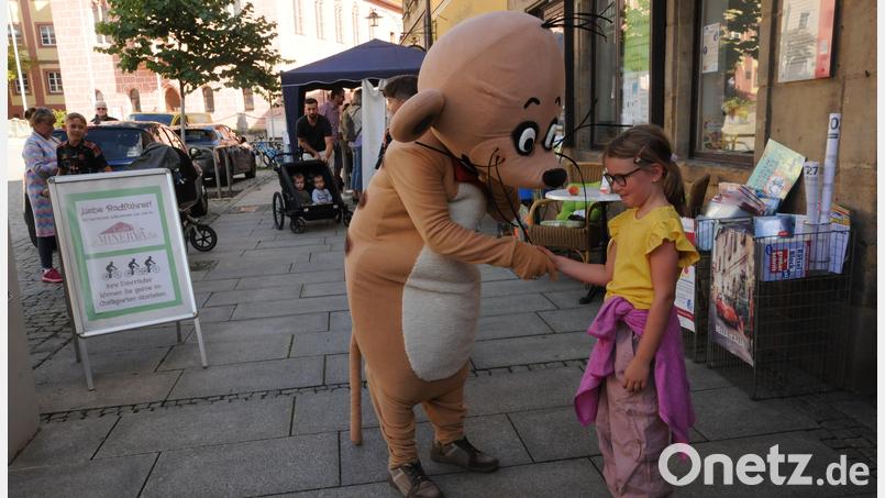 Das Erdmännchen Tafiti hieß die Kinder in der Stadt willkommen –eine echte Attraktion beim Familiennachmittag des Besenfests in Sulzbach-Rosenberg. Bild: Joachim Gebhardt
