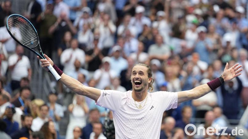 Alexander Zverev jubelt und ist überrascht. Bild: Kirsty Wigglesworth/AP/dpa