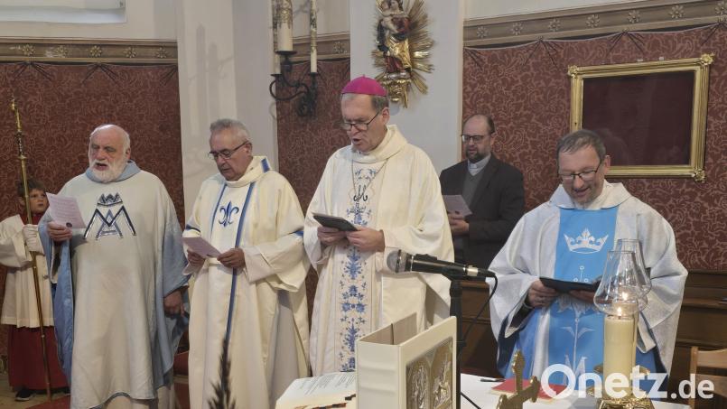 Weihbischof Josef Graf (Dritter von links) zelebrierte zusammen mit Pater Alfred Lindner, Diakon Dieter Gerstacker (von links) Pfarrvikar Christian Preitschaft (rechts) eine Pontifikalmesse zum Abschluss auf dem Mausberg Bild: swo