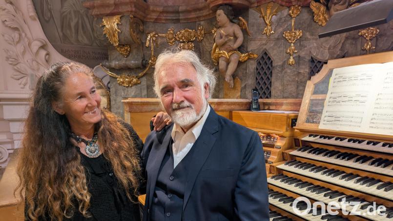 Susanne Jutz-Miltschitzky und Dr. Josef Miltschitzky vor dem Orgelspieltisch auf der Empore nach dem Konzert in der Basilika Waldsassen. Bild: Paul Zrenner