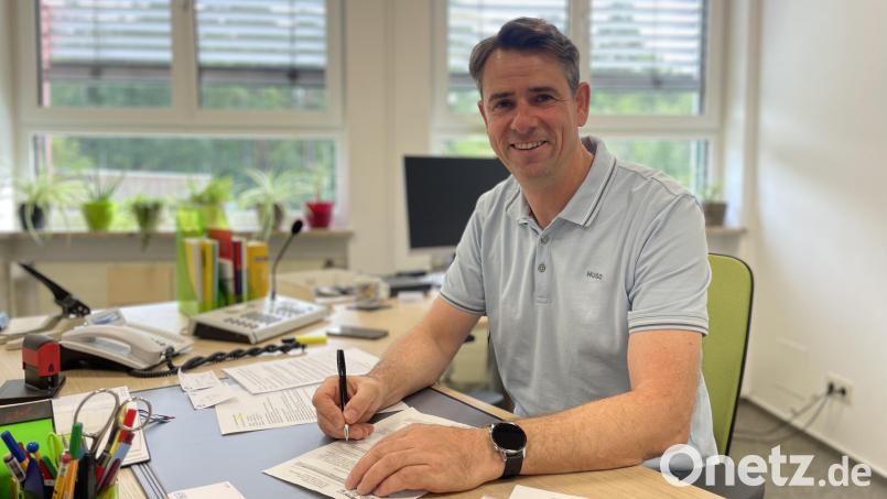 Michael Neumann ist neuer Leiter an der Mittelschule Altenstadt. In den letzten Wochen verbrachte er bereits Zeit in seinem Büro und bereitete sich auf seine Aufgabe vor. Bild: Paulina Schmidt