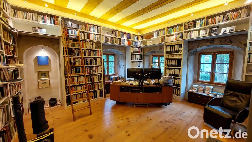 Bibliothek und Arbeitszimmer: Hier vereinen sich Historie und Moderne zu einem einzigartigen Dialog, der den langen Zeitraum von der Entstehung des Hammerschlosses bis ins Heute verbindet. Bild: Martin Franitza