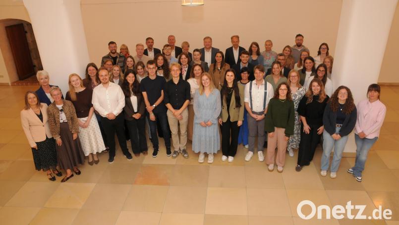 Die 34 neuen Lehramtsanwärterinnen und - anwärter der Stadt Amberg und des Landkreises Amberg-Sulzbach mit den Schulamtsvertretern und den Gästen. Bild: Joachim Gebhardt