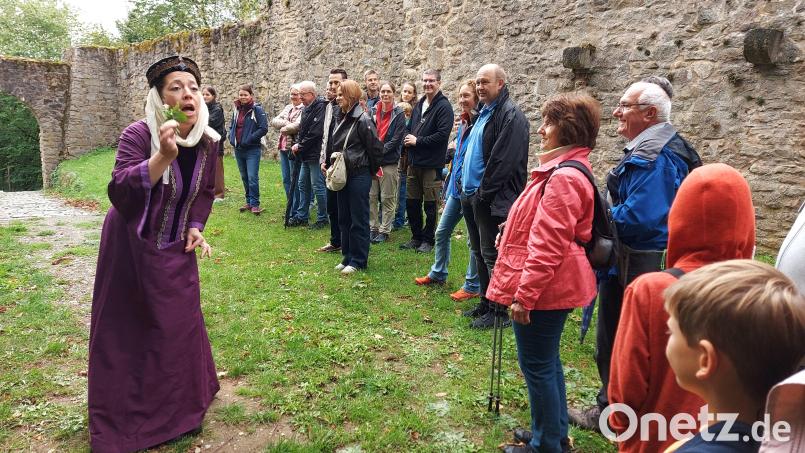 Eleonore von Sazenhofen begegnet den Gästen frohgelaunt, nachdem sie ihr Bräutigam Wolf von Blankenburg aus den Händen des „Wilden Hans“ befreit hat. Bild: Georg Lang