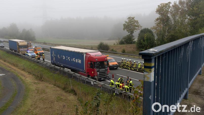 Ein schwerer Unfall sorgt am Dienstagvormittag für erhebliche Behinderungen auf der A93 in Richtung Hof. Bild: Roland Wellenhoefer