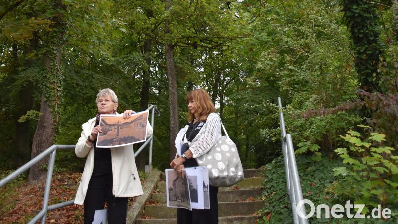 Am "Tag des offenen Denkmals" berichteten Elisabeth Schreml (links) und Marianne Gottschalk (rechts) über "Netzwerke, Denkmäler und Infrastruktur". Gestartet wurde am Fuße des Annabergs. Bild: Renate Gradl