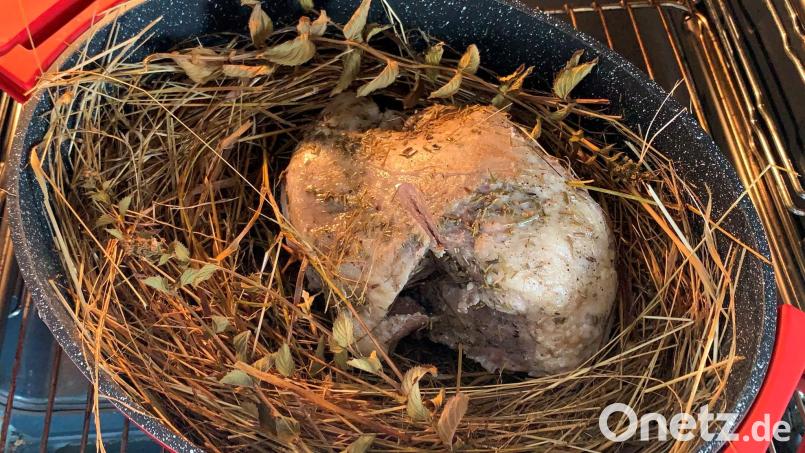 Das Heu sorgt für das spezielle Aroma der Lammkeule. Dazu serviert OWZ-Küchenchef Michael Schiffer eine Rosmarinsoße. Bild: Michael Schiffer
