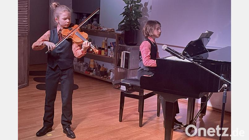 Miles (links) und Maddox begeisterten die Gäste in der Kulturscheune Elbart. Günter Preuß sprach sogar von einer "Sternstunde in unserer kleinen Hütte". Bild: Gerhard Krones