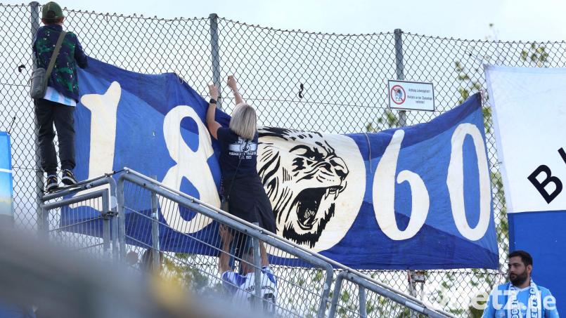 Die Fans bleiben dem TSV 1860 München treu. (Archivbild) Bild: Karl-Josef Hildenbrand/dpa