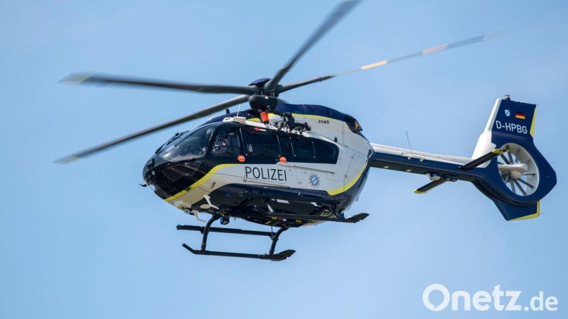 Mit einem Polizeihubschrauber wurde nach einem verschwundenen 15-Jährigen gesucht. (Symbolbild) Bild: Stefan Puchner/dpa