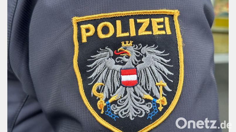Laut der Polizei stürzte der Mann über einen steilen, felsigen Hang ab. (Symbolbild) Bild: Matthias Röder/dpa