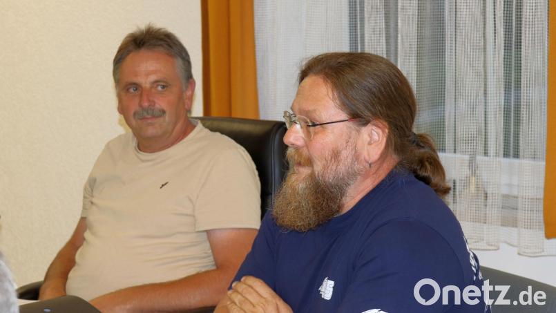 Diakon Bernd Deyerl (rechts) informierte bei der jüngsten Gemeinderatssitzung Bürgermeister Hermann Mertel (links) und den Gemeinderat über die derzeitige Belegung der Kindertagesstätte und äußerte Befürchtungen über die Auswirkungen der Änderungen des Bayerischen Kinderbildungsgesetzes bei den Kosten für die Eltern. Bild: mfh