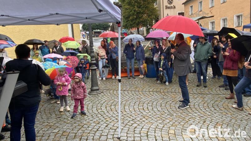Bürgermeister Ludwig Gürtler eröffnete mit dem Chor des Kinderhauses "St. Martin" den Regionalmarkt. Bild: Josef Glas