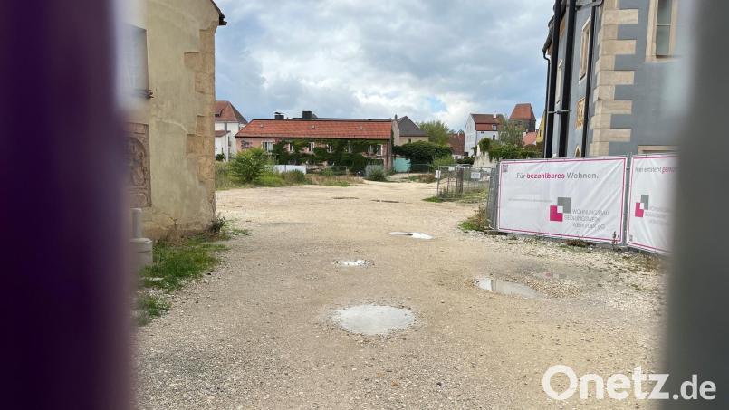 Blick durch den Bauzaun am Amberger Bürgerspital-Areal. Der Vorplatz der geplanten Bebauung dort soll auch mit Hilfe der Bürger gestaltet werden. Bild: ass