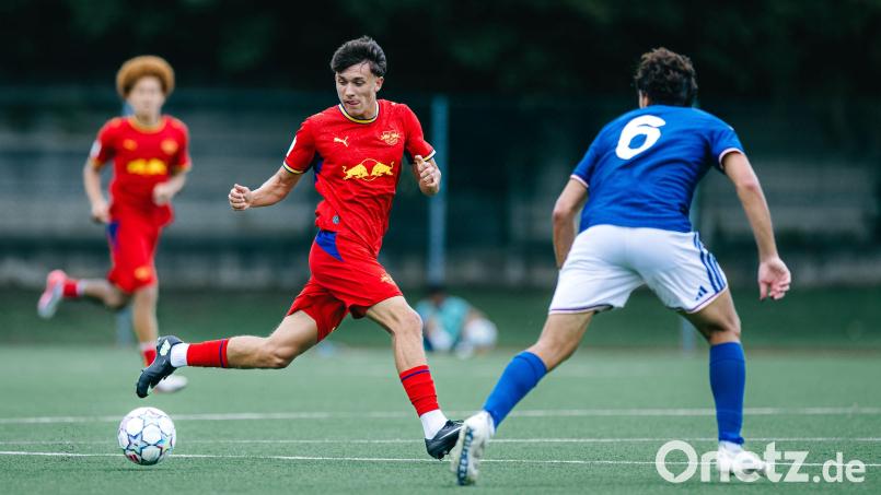 Leipzigs Toni Langsteiner (Mitte) zuletzt bei seinem Comeback nach Verletzungspause im Spiel der Youth-League bei Como 1907. Bild: RB Leipzig