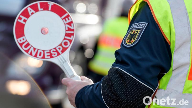Die Bundespolizei in Waidhaus nimmt bei einer Kontrolle auf der A 6 einen 56-Jährigen fest, gegen den zehn Fahndungsnotierungen vorliegen. Symbolbild: Bundespolizei