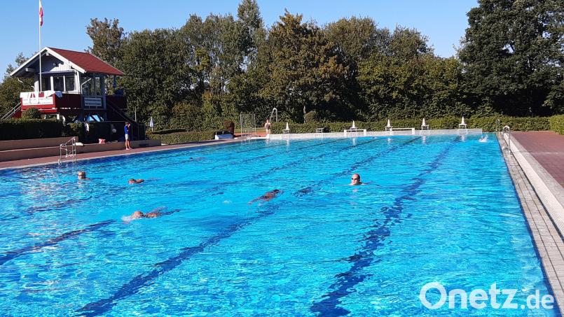 Die letzten Tage nutzten vor allem die Schwimmer, um noch ein paar Bahnen zu ziehen. Das Freibad Windischeschenbach beendete am Montag, 14. September, die Badesaison. Bild: Lowak