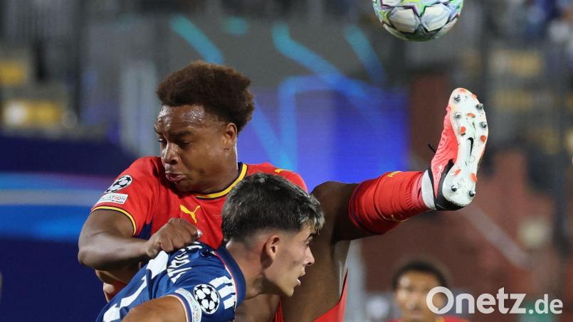 Assan Ouédraogo (l) verletzte sich gegen den Hamburger SV. (Archivbild) Bild: Jan Woitas/dpa
