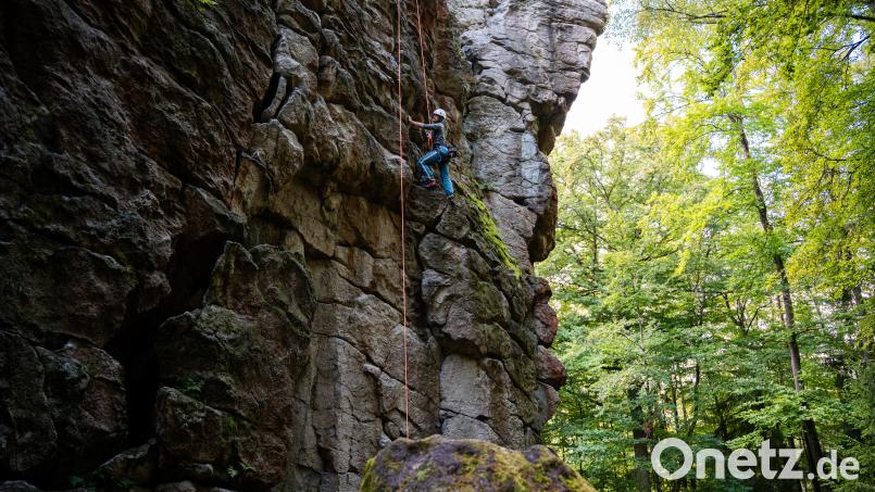 Ilona Hunsperger hat gerade einen Felsvorsprung erreicht. Ab hier muss sie wieder Halt im senkrechten Gestein finden. Bild: Marina Gube