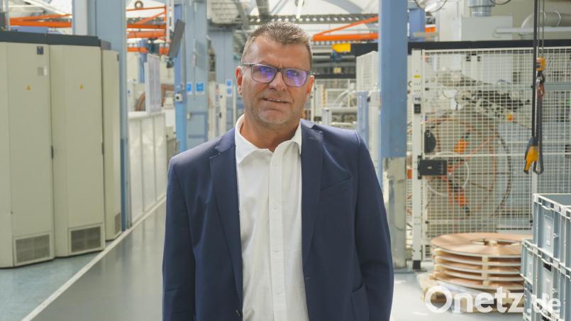 Hans-Peter Scharl steht in Halle 1, wo er vor mehr als 40 Jahren als Ferienarbeiter jobbte. Heute ist er der Standortleiter von Siemens Amberg und damit Chef von rund 4500 Mitarbeitern. Bild: jut