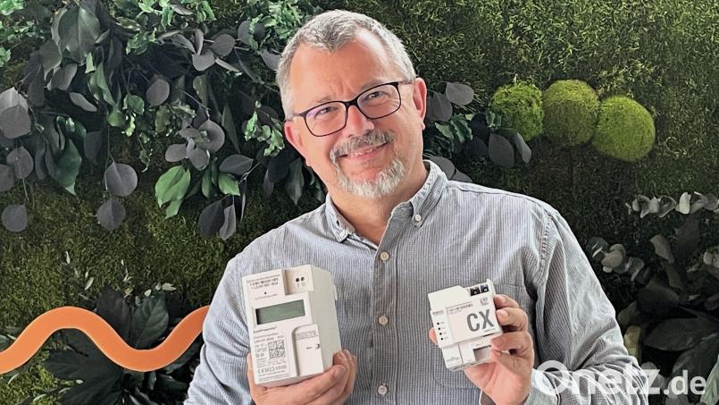 Der Leiter der Messdienste der Stadtwerke Amberg Michael Bieda mit einer modernen Messeinrichtung und einem Smart-Meter-Gateway, der diese zu einem intelligenten Messsystem macht. Bild: Susanne Schwab