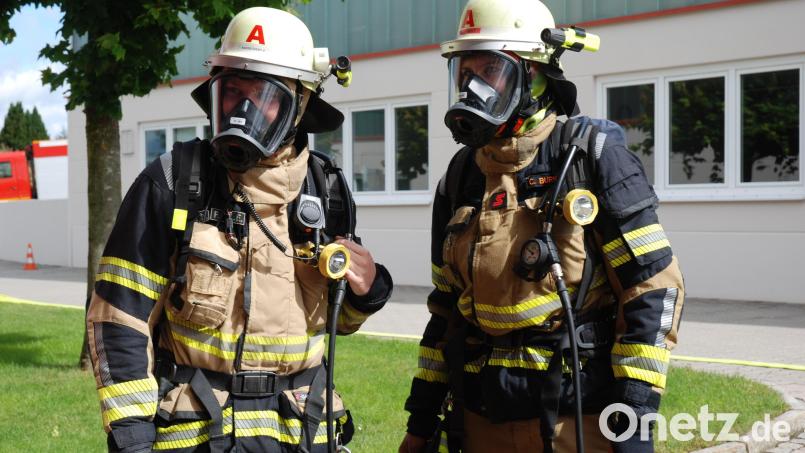 Einsatzkräfte der Feuerwehr Tirschenreuth in voller Montur. Die Ausrüstung schützt, wie hier bei Übungen, aber auch im Ernstfall vor enormer Hitze, Flammen und giftigen Abgasen. Bild: Ilias-Maurice Ziergiebel