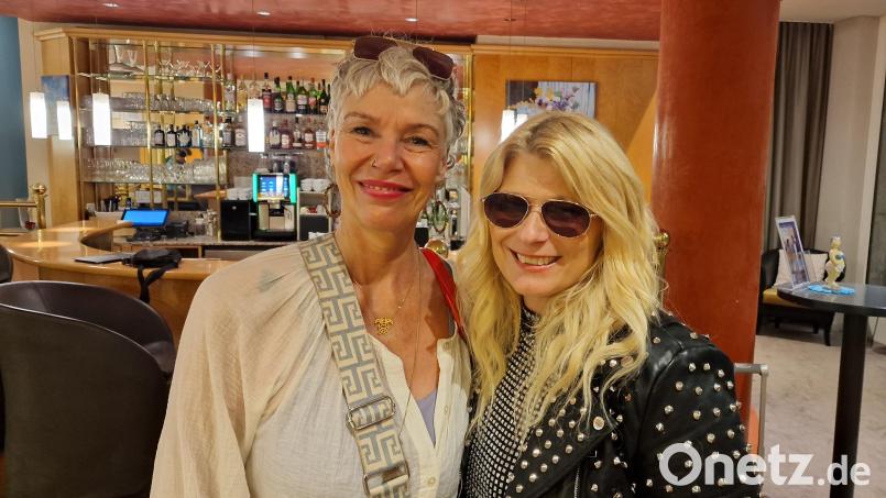 Die Bodenwöhrer Sängerin Marita Burger (Ex-Captain Hollywood Project, rechts) plant für März 2027 in Schwandorf ein außergewöhnliches Unplugged-„Meet and Greet“-Konzert. Mit dabei sein wird Beatrix „Trixi“ Delgado (links), die bekannte Stimme der 90er-Jahre-Eurodance-Formation Masterboy. Bild: Marita Burger/exb