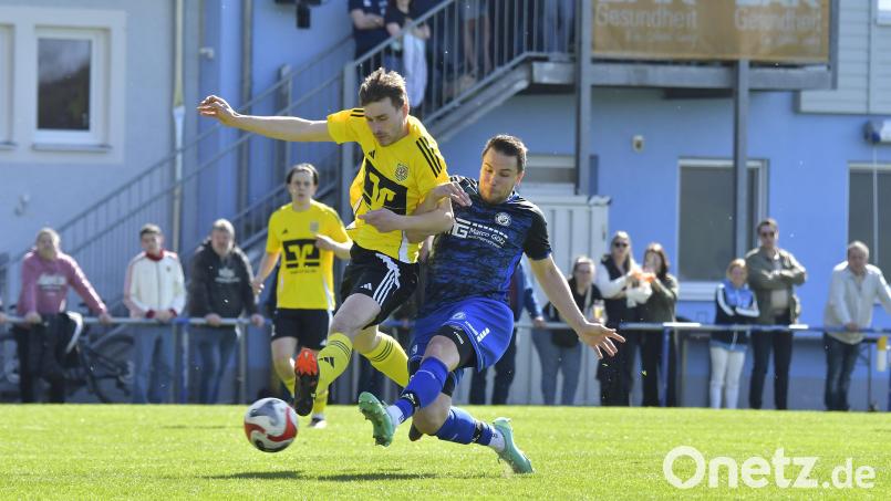 Luis Rösch (links) und der SV Hahnbach empfangen am Mittwoch im Halbfinale des Totopokals den SV Raigering. Die Partie von Nikolai Seidel (rechts) und "Upo" gegen den FC Weiden-Ost wurde verlegt. Bild: Hubert Ziegler