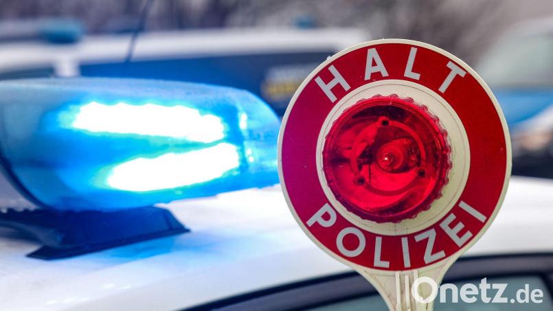 Ein 22-Jähriger wollte sich einer Polizeikontrolle entziehen und ist mit seinem Auto gegen eine Ampel gefahren. Symbolbild: Jan Woitas/dpa