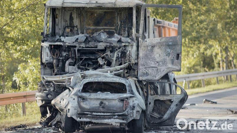 Sowohl das Führerhaus des Lastwagens als auch das Auto brannten aus. Bild: Tizian Gerbing/dpa