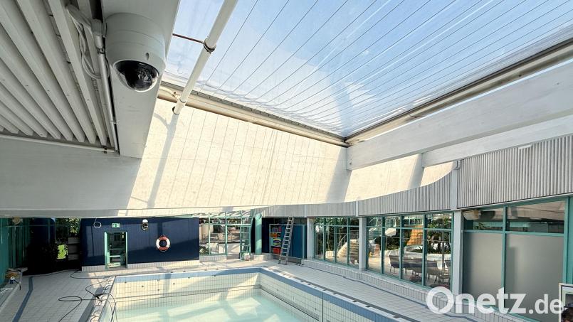 Die unscheinbare Kamera oben links im Bild ist Teil des neuen Ertrinkungserkennungssystems im Kurfürstenbad in Amberg. Bild: Petra Hartl