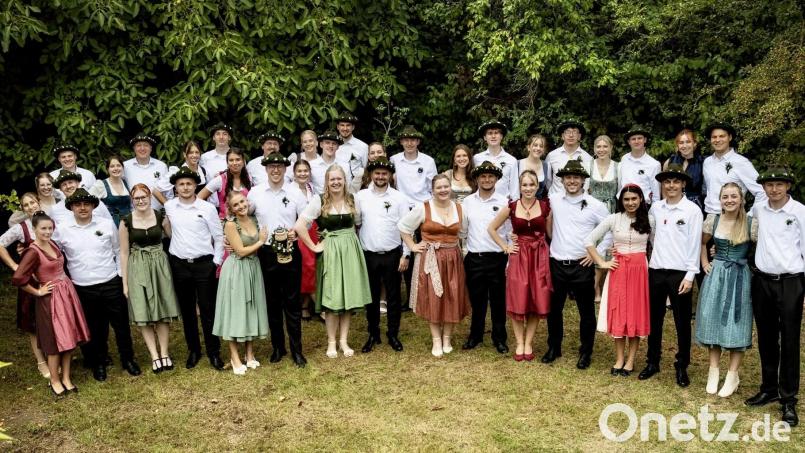 20 Kirwapaare tanzten heuer in Freudenberg den Kirwabaum aus. Kirwachef war Benedikt Ries (vorne mit Krug). Bild: Hermann Koch