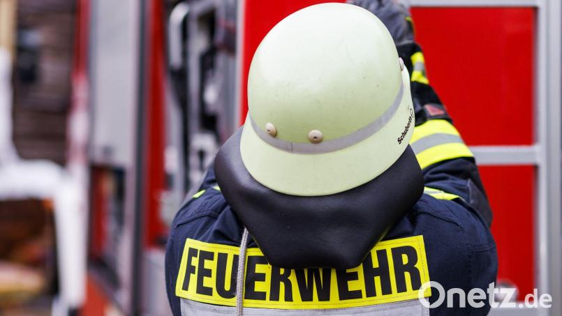 Feuerwehrleute löschten am Dienstag einen Brand in Weiden. Symbolbild: Philipp von Ditfurth/dpa