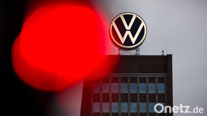 Ein Wirtschaftspsychologe warnt: Die Krise bei Volkswagen kann Auswirkungen auf die Personalgewinnung haben. (Archivbild) Bild: Moritz Frankenberg/dpa