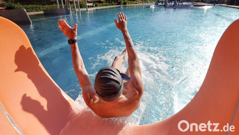 Der Dienstag in Bayern wird nochmal richtig sommerlich. Spätestens nach dem ersten Schultag dürfte es viele Menschen ins Freibad ziehen. (Symbolbild) Bild: Thomas Warnack/dpa