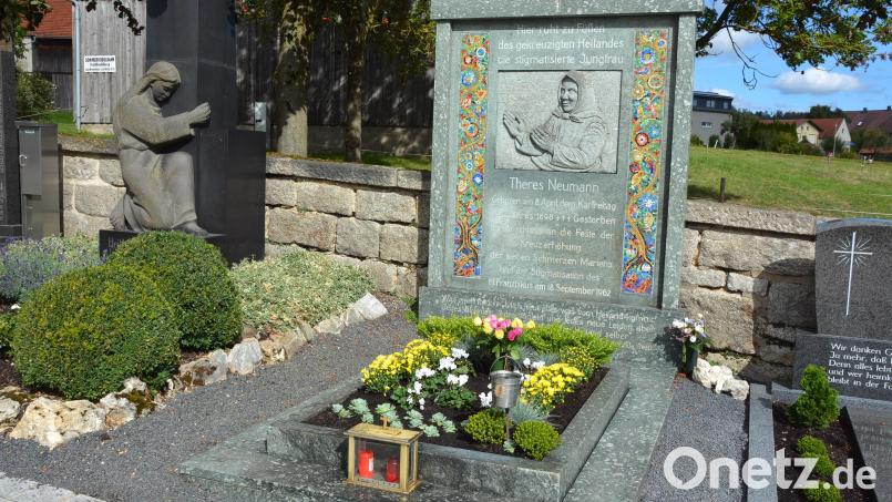 Eher schlicht sieht das Grab der Resl am Konnersreuther Friedhof aus. Dort wurde sie 1962 zur letzten Ruhe gebettet. Bild: Josef Rosner