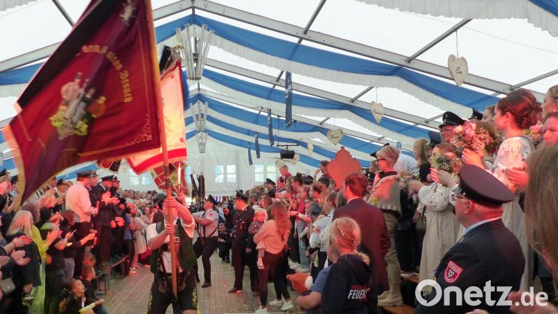 Die Fahnenträger der Fahnenabordnungen zeigten ihr Können. Dabei zerbrach schon mal eine Fahnenstange, und die Fahnenbänder und Fahnenspitzen flogen davon. Das tat der tollen Stimmung jedoch keinen Abbruch. Bild: Josef Piehler