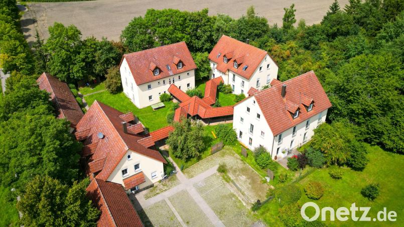 Das Haus Rabenholz aus der Vogelperspektive: Links ist das Hauptgebäude mit den Räumen für die Verwaltung und die Beschäftigungstherapie, rechts befinden sich die Gebäude der drei Wohngruppen. Bild: Michael Schäfer