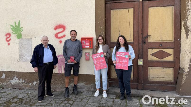Von links: Alfons Prechtl (Bürger aus Brand), Roland De Valerio (Hausmeister), Daniela Pöhlmann (STEWOG), Dagmar Troglauer (Untere Denkmalschutzbehörde). Bild: Stadt Marktredwitz