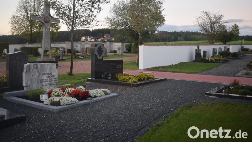 Die Gemeinde Stulln plant weitere Urnenerdgräber im alten Friedhof. In der Nähe des Friedhofskreuzes sollen sechs Urnenerdgräber angelegt werden. Bild: Richard Braun